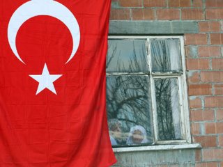 Oğlunun cenazesini pencerede bekledi