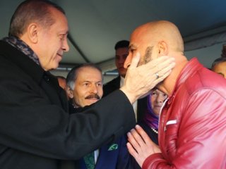 Erdoğan kahramanın yüzünü sevdi!
