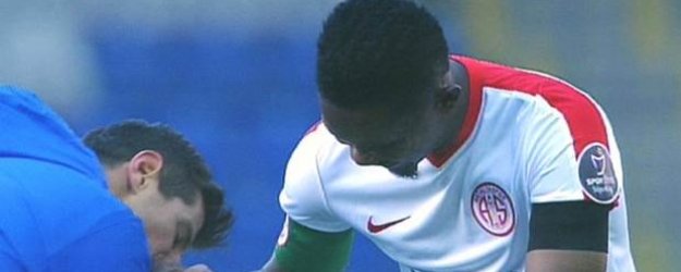 Emre Belözoğlu, Eto'o'nun elini öptü!