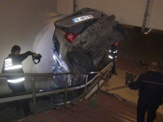 Otomobil metro girişine uçtu