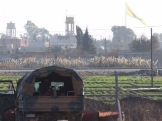 Sınır hattında PYD paçavrası!