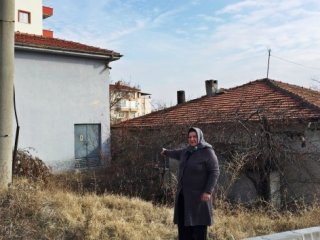26 yıldır elektrik trafosu ile iç içe yaşıyor