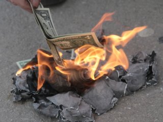 Dolarlarını sokak ortasında yaktı