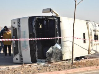 Öğrenci servisi ile kamyon çarpıştı