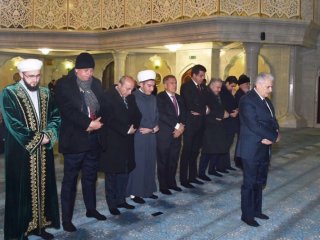 Başbakan Yıldırım namaz kıldırdı