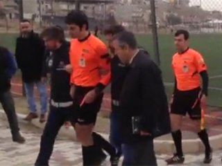 FETÖ'den aranan hakem maç sırasında yakalandı!