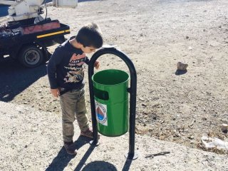 Diyarbakır'da ilk kez çöp kutusu gören çocuklar