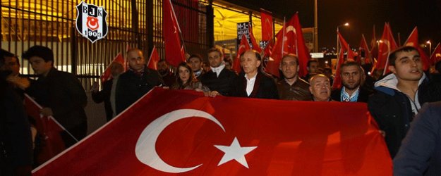 Trabzonspor Kulübü şehitleri karanfillerle andı