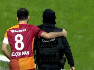 Selçuk İnan Çevik Kuvvet polisini alkışlattı