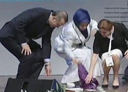 Başbakan Erdoğan eşine yardım etti