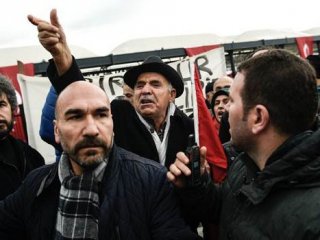 Beşiktaş'ta çelenk bırakan konsoloslara tepki gösterildi!