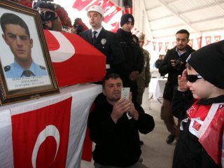 Şehidin kardeşinden polis selamlı veda