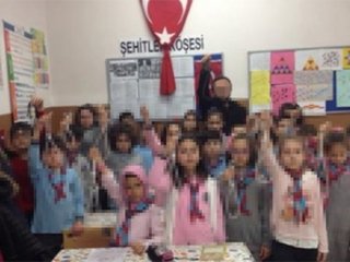 Öğretmenin öğrencilerle birlikte 'yağlı urgan' ile verdiği poz olay oldu!