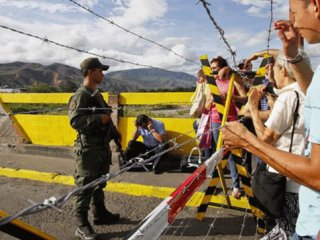 Venezuela Kolombiya ile sınırını kapattı