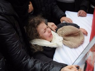 Babasının bulutlarda olduğunu zannedip el sallıyor