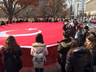 Beyaz Saray önünde dev Türk bayrağı açııldı