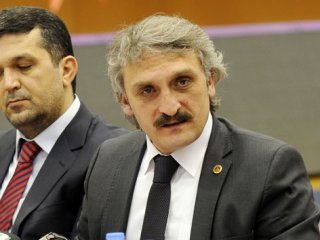 AK Partili Çamlı: Çare yok beyaz adam gebereceksin