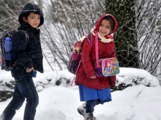 Kar yağışıyla birlikte 27 şehirde okullar tatil
