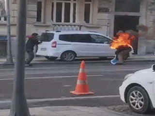 Nişantaşı'nda tinerci yolunu kestiği adamı yaktı