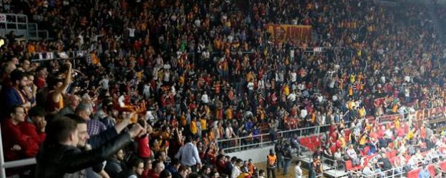 Galatasaraylı taraftarlardan Kızılay'a destek