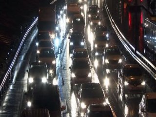 İstanbul’da kar yağışıyla birlikte trafik durma noktasına geldi
