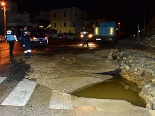 Su borusu patladı, ortalık savaş alanına döndü