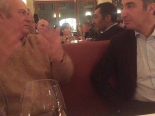 Türkiye düşmanı vekille şarap keyfi yaptı!