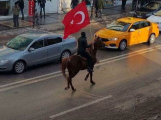Malatya’da bir vatandaş atla şehir turu yaparak teröristlere tepki gösterdi