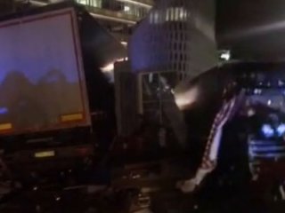 Berlin'de TIR noel pazarına daldı!