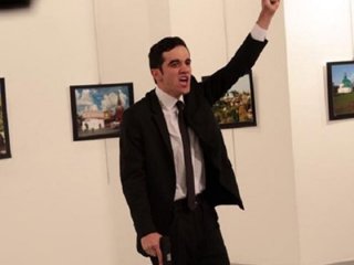 Suikastçının yakasındaki rozet ne anlama geliyor?