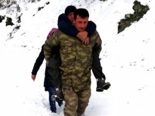 Kalp hastası vatandaşı sırtında taşıdı