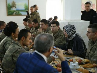 Bakan Kaya kışlada mehmetçikle yemek yedi