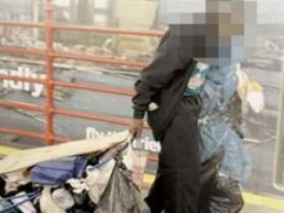 Evsiz adamı ateşe verdiler