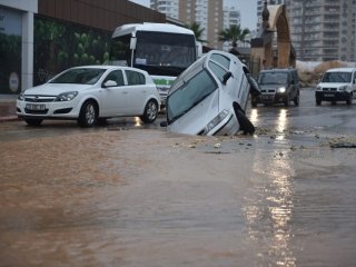 Mersin suya gömüldü