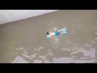 Sel sularının doldurduğu alt geçitte yüzen Mersinli