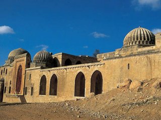 900 yıllık Medrese bakımsızlıktan çöktü