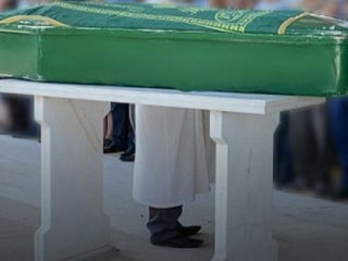 Cenaze namazında akıl almaz olay!