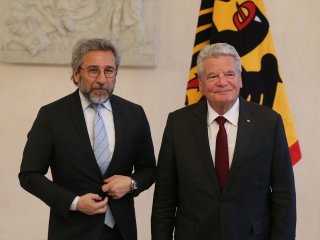 İftiracı Can Dündar Almanya'da kral gibi