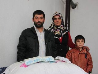 Yardım için verilen yastıktan bin lira para çıktı