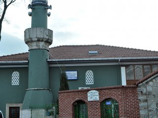 Kavga ettiği babasını camide vurdu