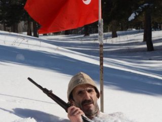 Şehitler için karda yarı çıplak nöbet tuttu!