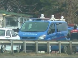 Kestiği eşinin cesedini jandarmaya getirdi