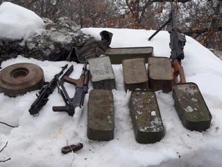 Hatay'da PKK sığınaklarında cephanelik bulundu