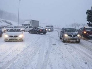 Günlerdir beklenen kar İstanbullulara zor anlar yaşattı
