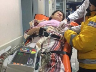 Anne oğul birbirini bıçakladı