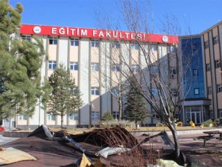 Üniversitenin çatısı uçtu: