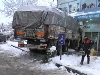 Telefon dükkanına kamyonla daldı