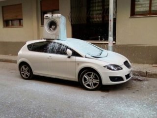 Aracın üzerine çamaşır makinesi attı