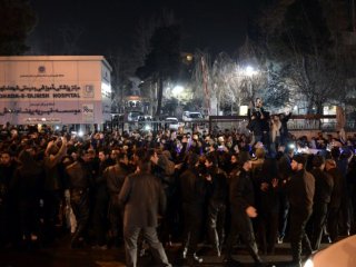 İran'da binlerce kişi sokaklara indi