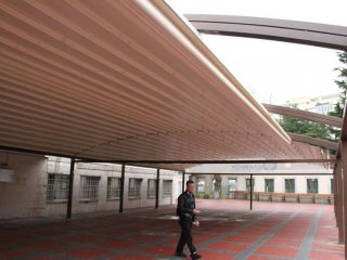 Cenaze namazı kılanların üzerine çatı çöktü: Yaralılar var